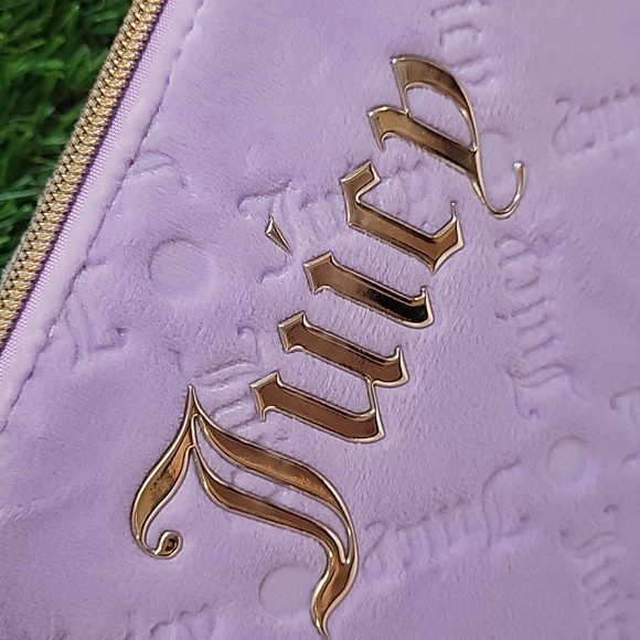 NWT JUICY COUTURE Travel Cosmetic Makeup Bag ,Wedge Pouch, Velour Lavender - Picture 3 of 17